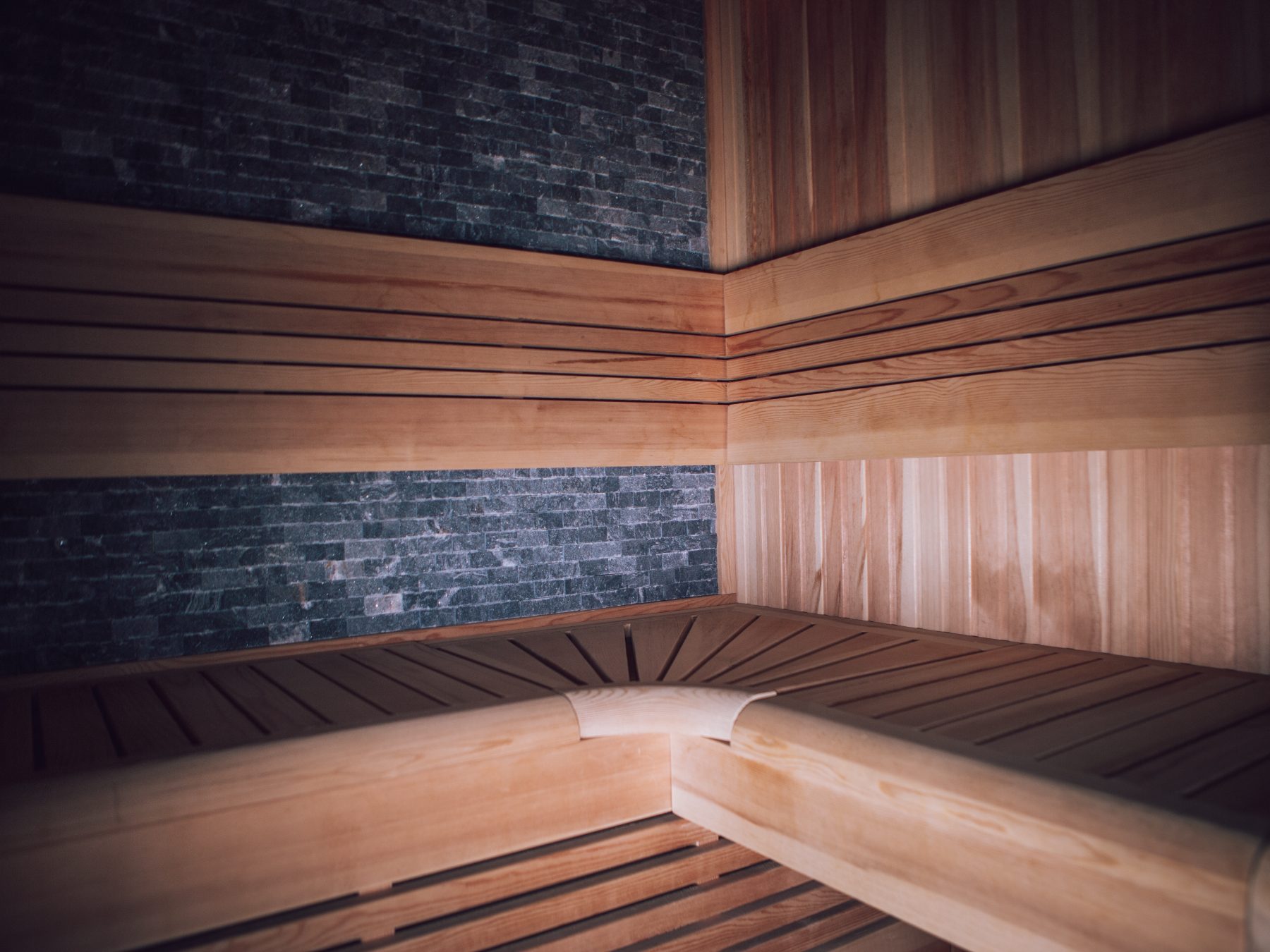 Interno della sauna finlandese in legno e pietra
